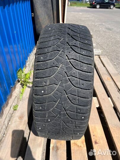 Bridgestone Blizzak Spike-02 235/45 R18
