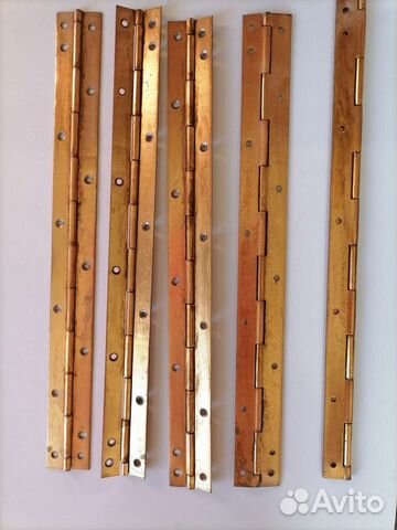 Рояльные петли жёлтого цвета