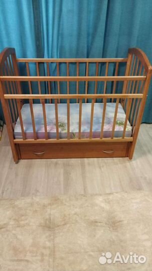 Детская кроватка с маятником и ящиком