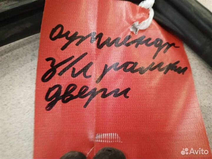 Уплотнитель стекла двери задней левой Mitsubishi