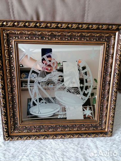 Зеркало в раме с гравировкой
