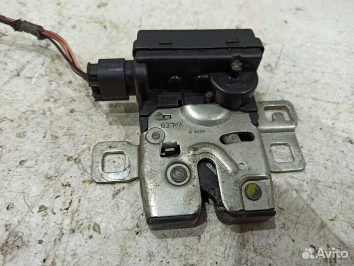 Замок двери багажника