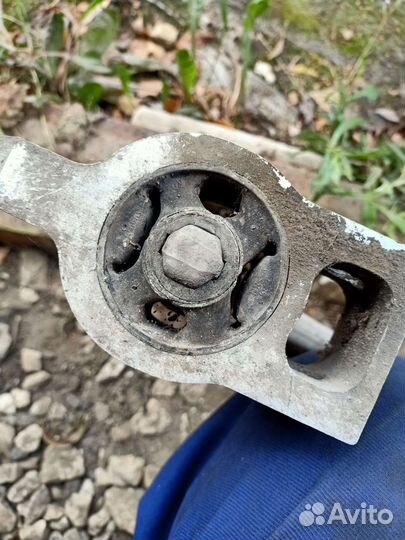 Passat b6 правый передний рычаг