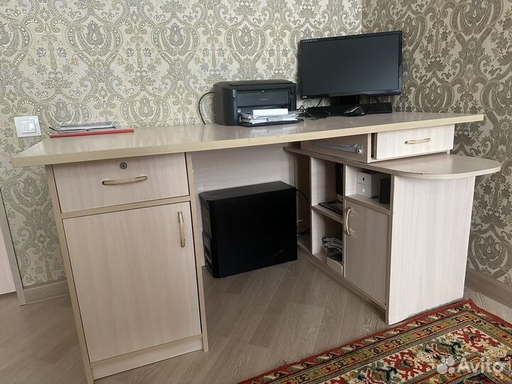 Продается компьютерный стол. Размер 1.60х80