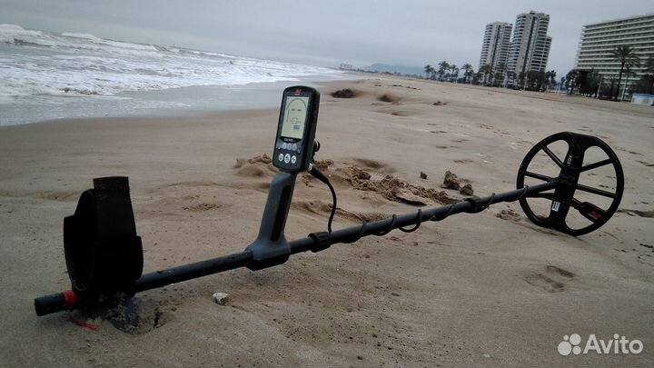 Поиск с металлоискателем кольца в море