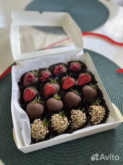 Клубника;гранат в шоколаде