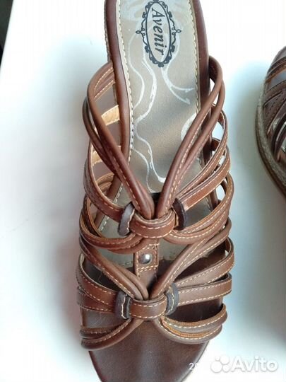 Босоножки на танкетке