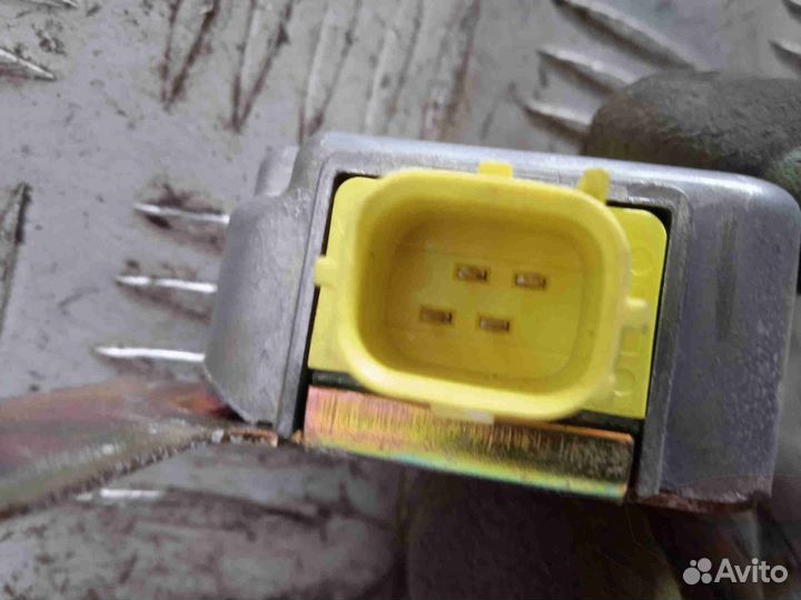 Датчик удара левый Мазда Милления TA5P