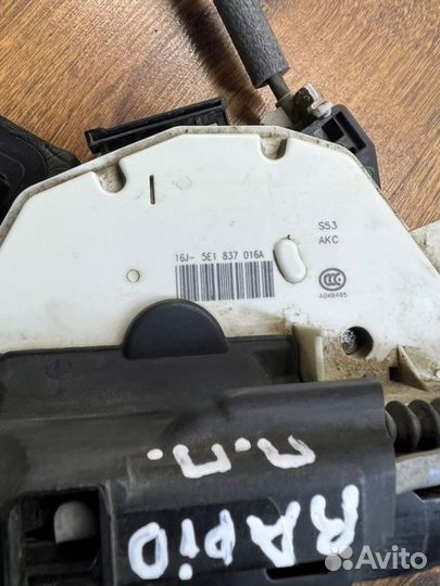 Замок боковой двери передний правый Skoda Rapid