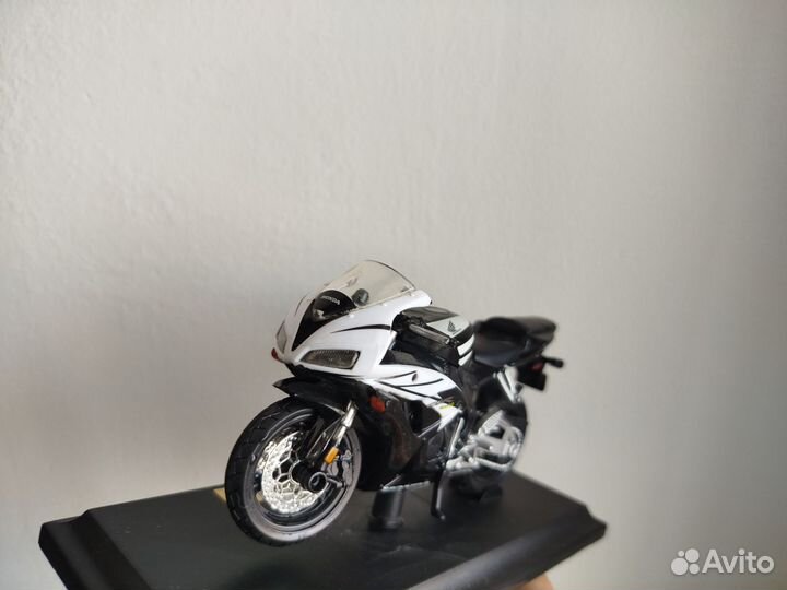 Модель мотоцикла Honda CBR1000RR Maisto 1:18