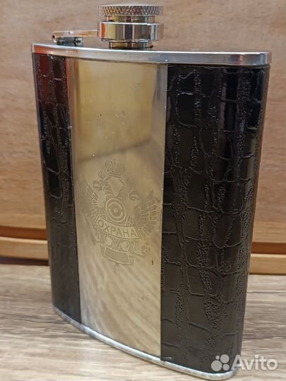 Фляжка из нержавейки и 4 стопки