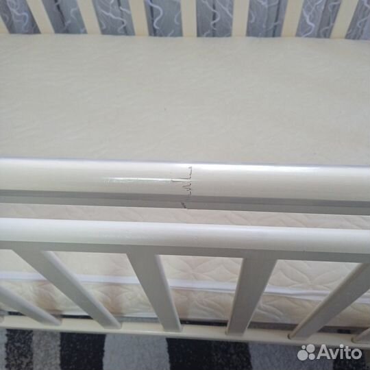 Детская кроватка с продольным маятником