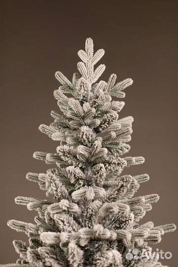 Новогодняя ель заснеженная 