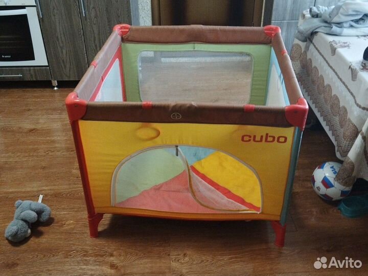 Детская кроватка с маятником