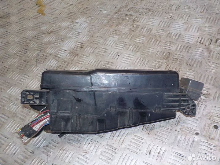 Блок предохранителей под капотом Mazda MPV 2