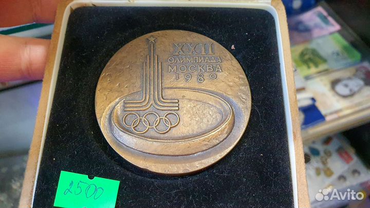 Настольная советская медаль олимпиада 80 в Москве