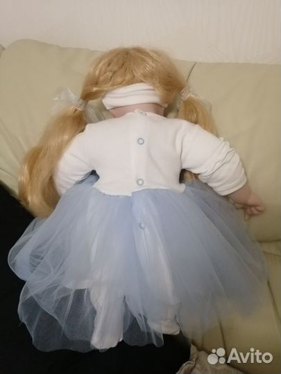 Кукла фарфоровая