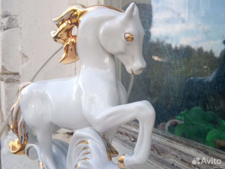 Конь фарфор позолота