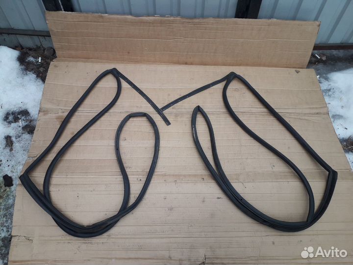 Уплотнитель двери задний Mitsubishi Grandis I