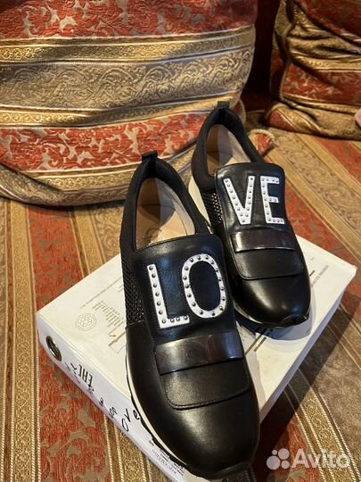 Кроссовки женские новые