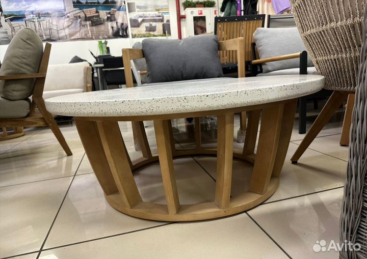 Кофейный стол из акации woodland-витрина