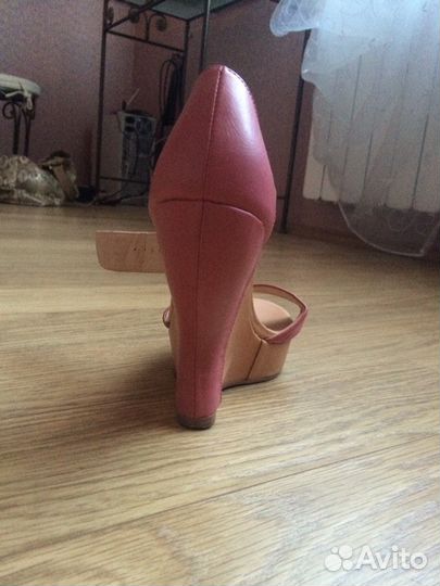 Босоножки новые