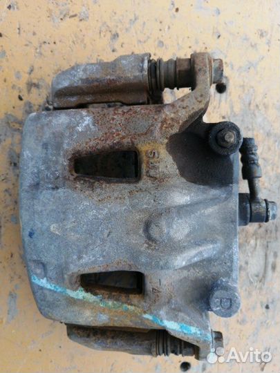 Суппорт передний правый Nissan Serena C25 MR20