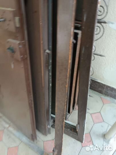 Дверь железная сейфовая с наличником