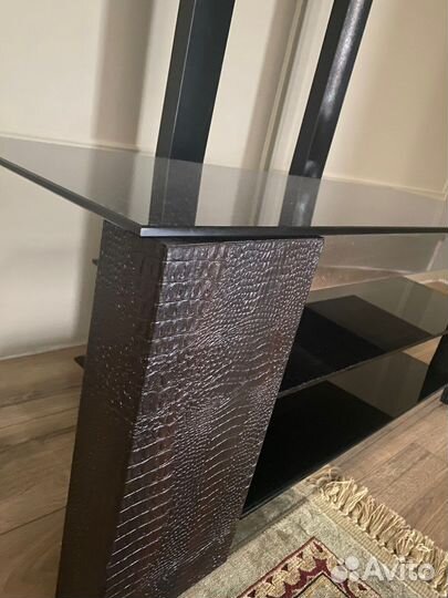 Стеклянная тумба под тв