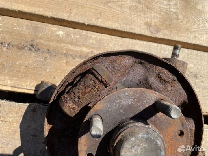 Кулак поворотный задний правый Kia Spectra седан