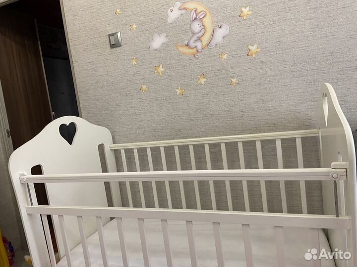 Детская кроватка с поперечным маятником