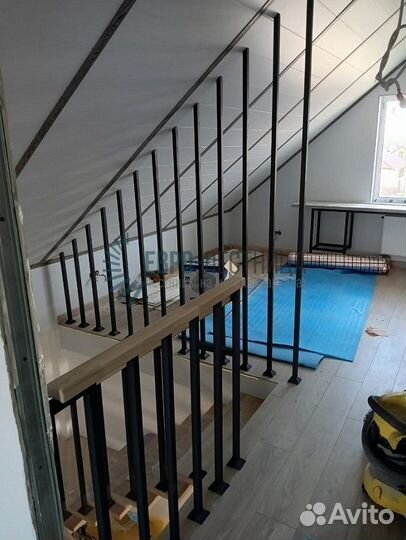 Металлические рейки в потолок балюстрада