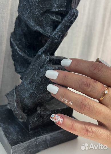 Модель на маникюр с покрытием гель-лак