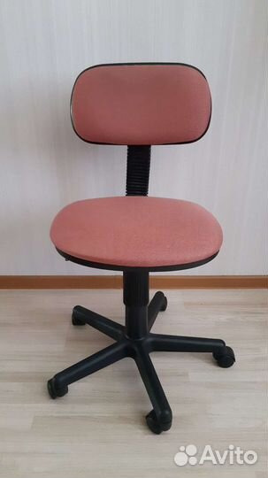 Стул офисный на колесах