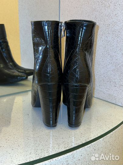 Остроносые ботильоны на массивном каблуке