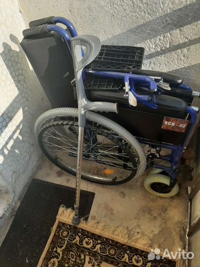 Инвалидная коляска и клюшка