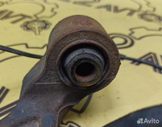 Цапфа (поворотный кулак) задняя правая Suzuki