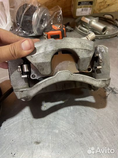 Суппорта передние Toyota camry 70