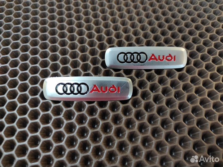 Шильдик с автологотипом