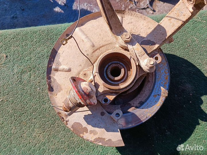 Поворотный кулак левый Нива 21213 22 шлица