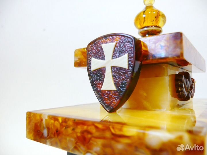 Настольные часы из янтаря