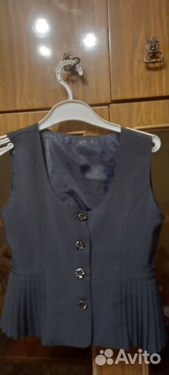 Жилетка и юбка