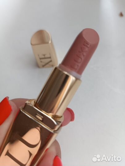 Увлажняющая губная помада Avon Luxe / 