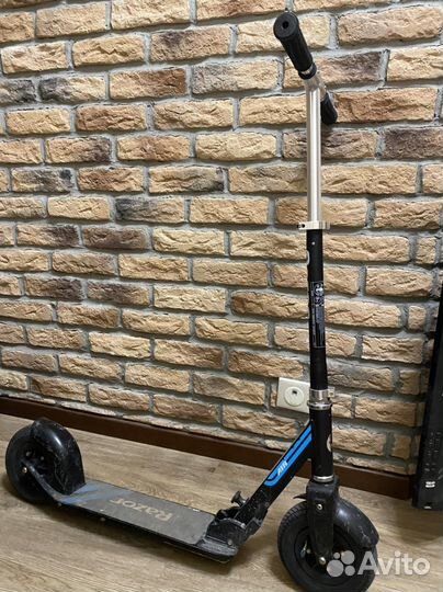 Самокат Razor на надувных колесах