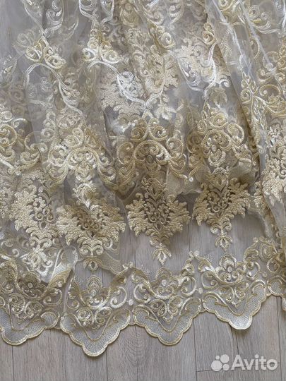 Штора с золотистым орнаментом на итальянской сетке