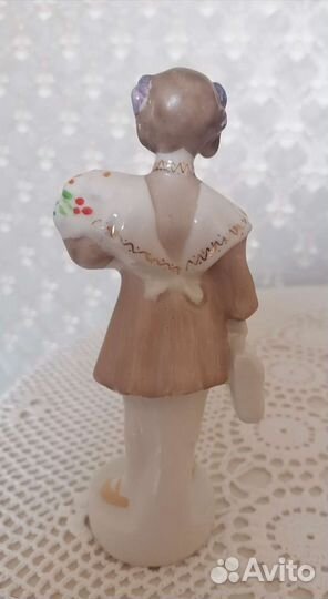 Статуэтка фарфор