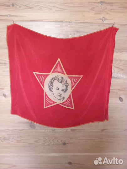 Продам значки СССР и вымпел октябрёнок