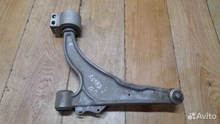 Рычаг передний правый Opel Astra J седан 1.6
