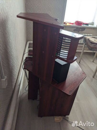 Компьютерный или письменный стол