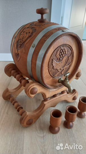 Бочонок для вина со стопками